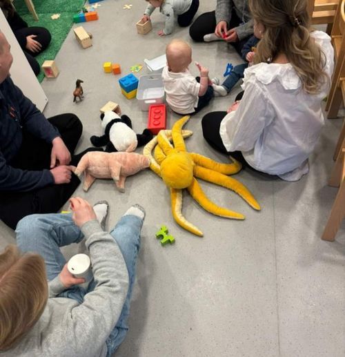 Collage av bilder på barn som leker med gosedjur, puzzel och lego tillsammans med förskolepedagoger
